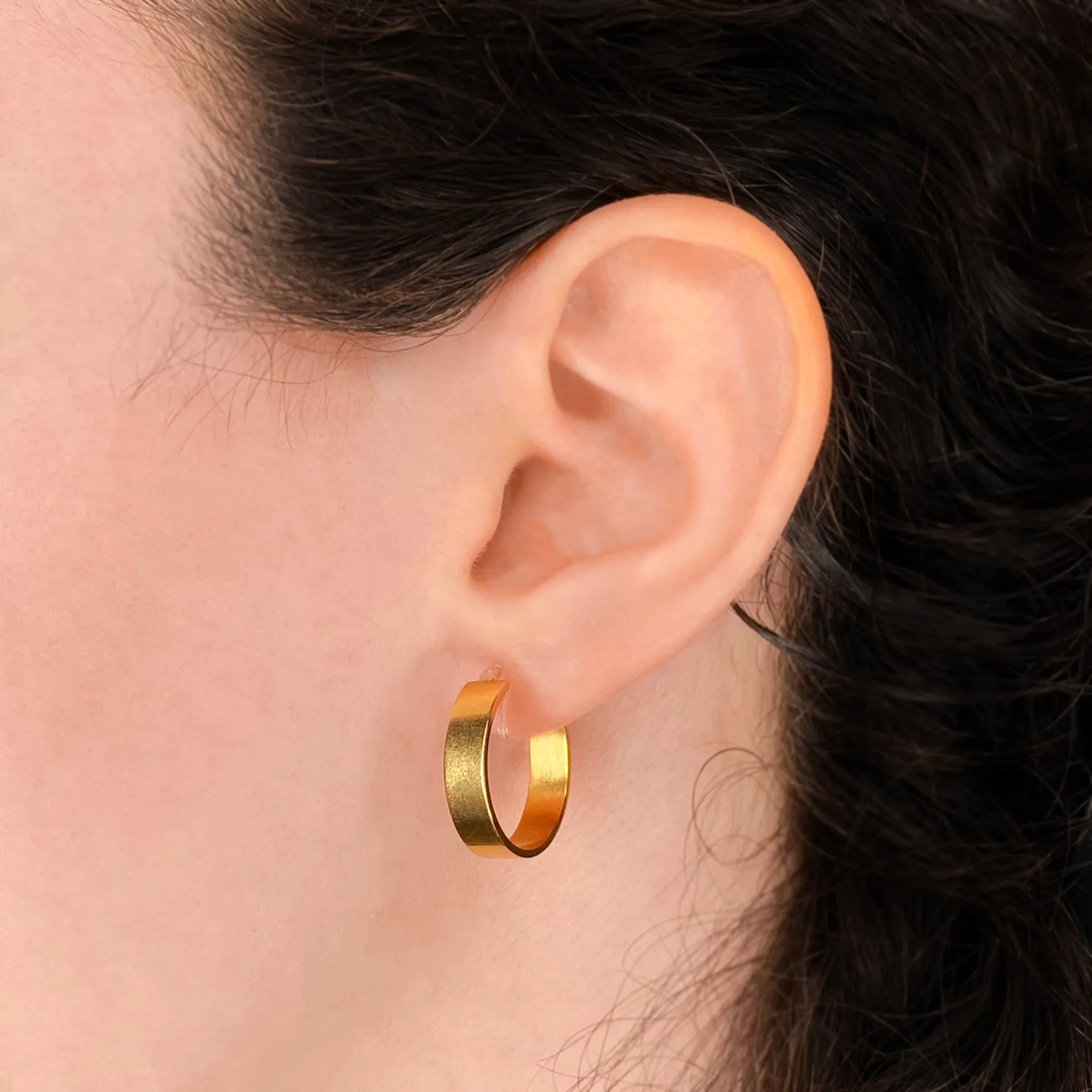 BOLD HOOP EARRINGS IN GOLD