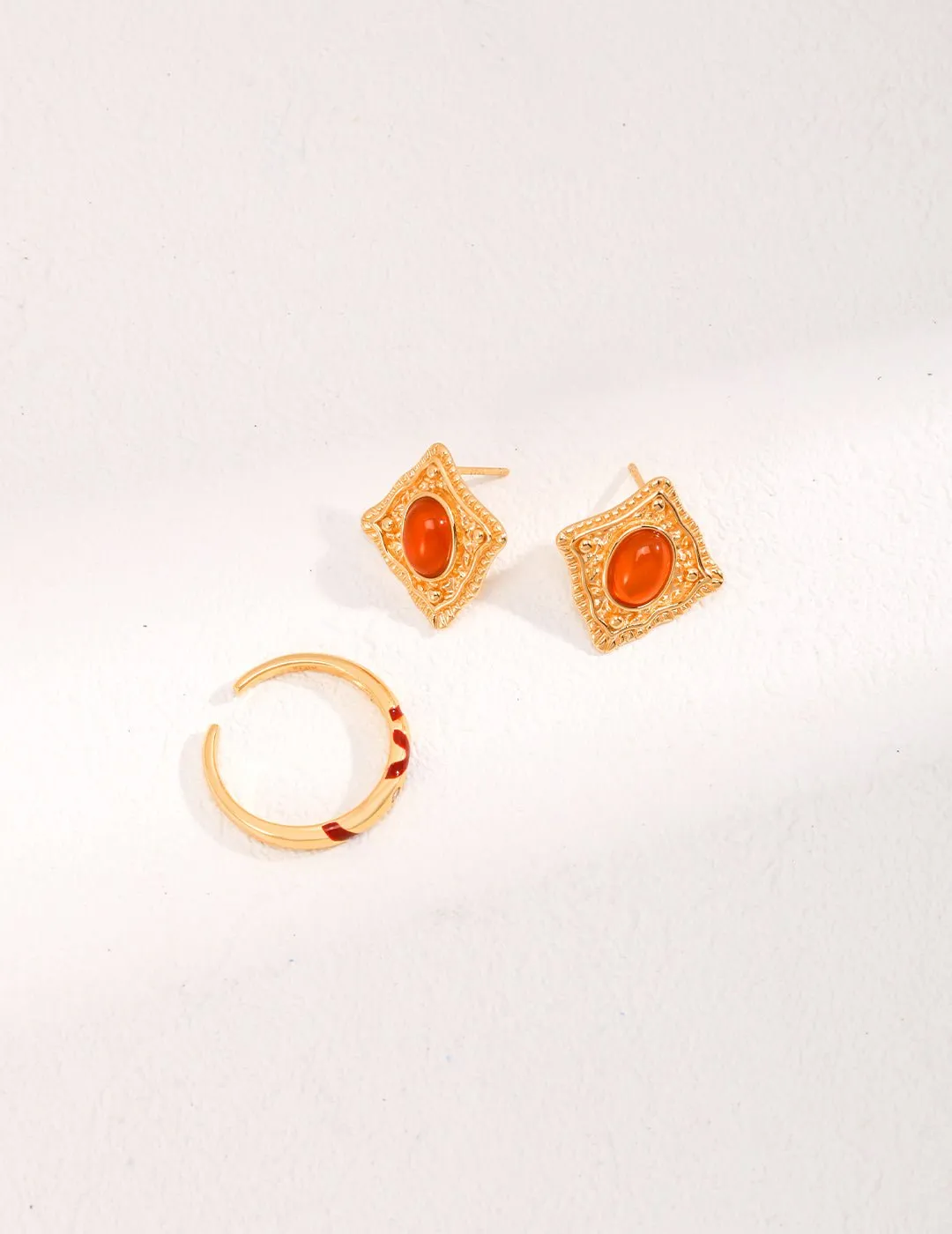 Gold Simple Intertwined Red Line Zircon Rings