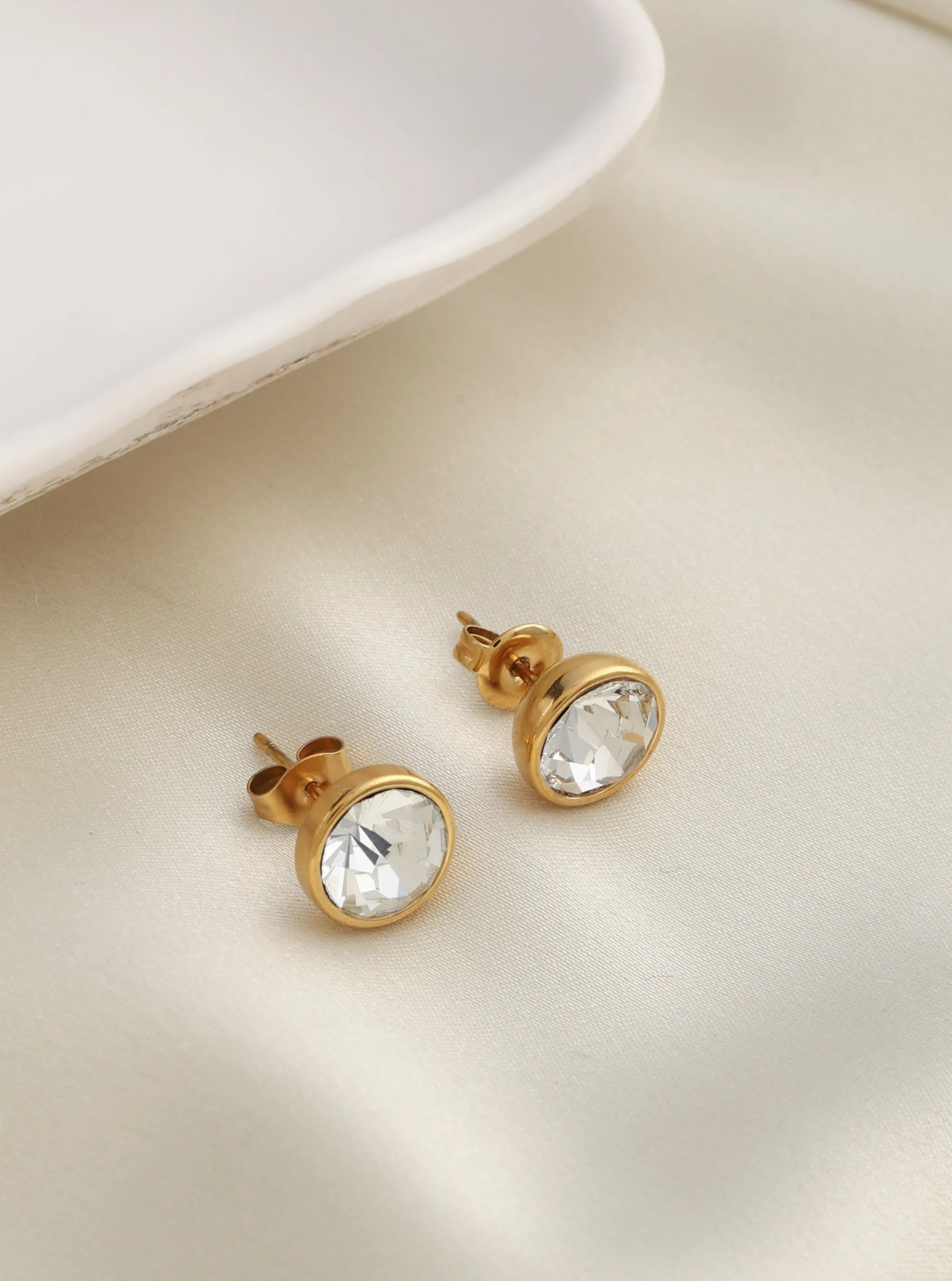 Simple Waterproof Solitaire Studs